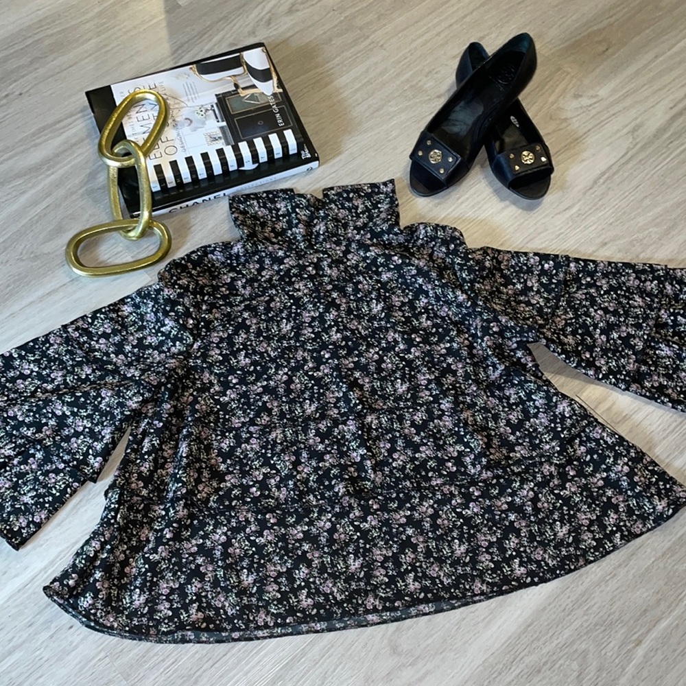 Tiered flowery blouse 🌹